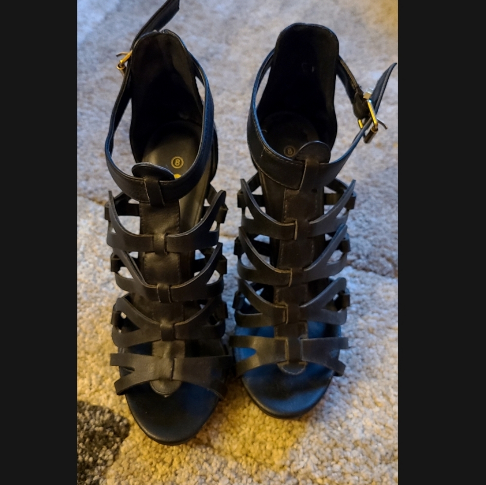 Black heels sz 8 never worn